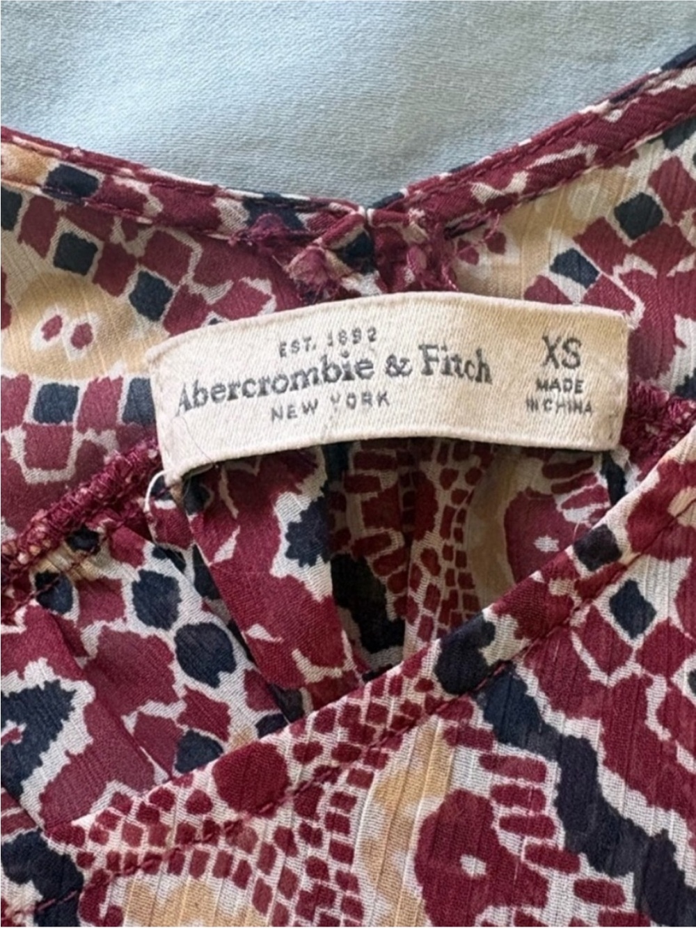 Abercrombie & Fitch Burgundy and Cream Printed V-Neck Flutter Sleeve Top - Picture 2 of 6